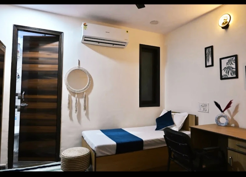 isha rooms pg:-(boys/girls) - Co-ed hostel in Delhi