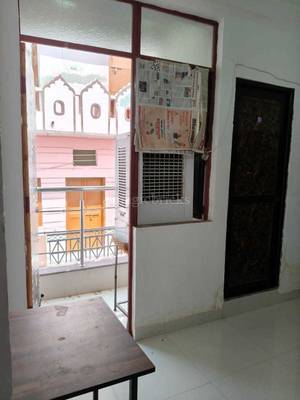 Room/Bed in a 5 Bhk apartment Agarwal Farm - Dining area