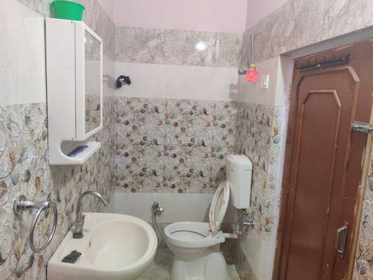 Single Room in a 1 Bhk apartment Raja Park - Building entrance